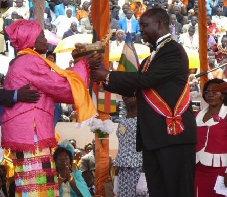 Le président Bozizé  réélu à l’issue du 1er tour des élections présidentielle et législatives lors de son investiture à Bangui le 15 Mars 2011. © journaldebangui.com 