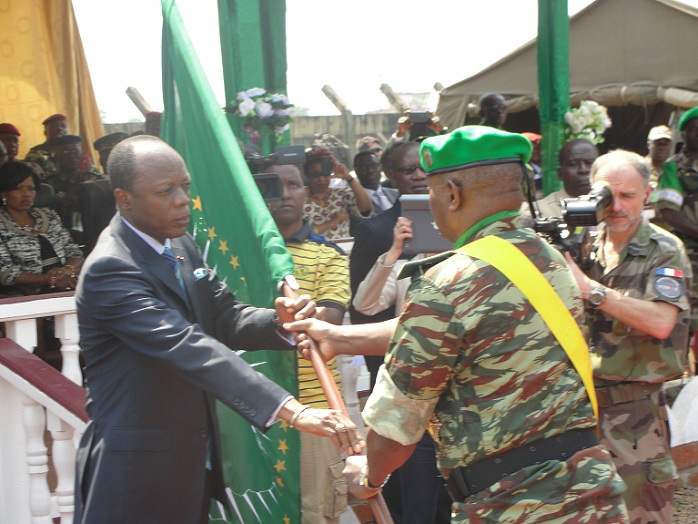le Représentant spécial, chef de la MISCA remettant les attributs de commandement de la MISCA au Com Force MISCA, Gen. Tumenta Chomu Martin